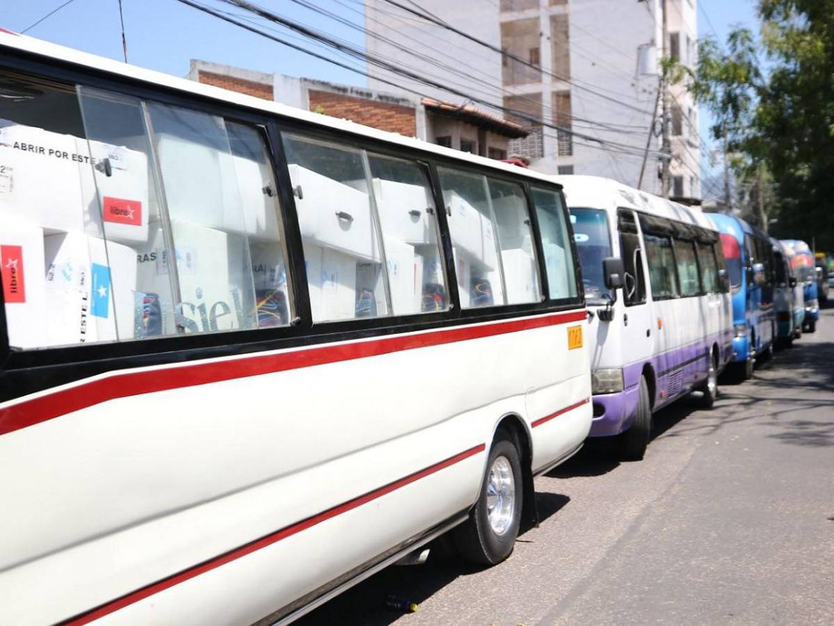 Con cinco horas de retraso, apenas inicia traslado de material electoral en algunos sectores