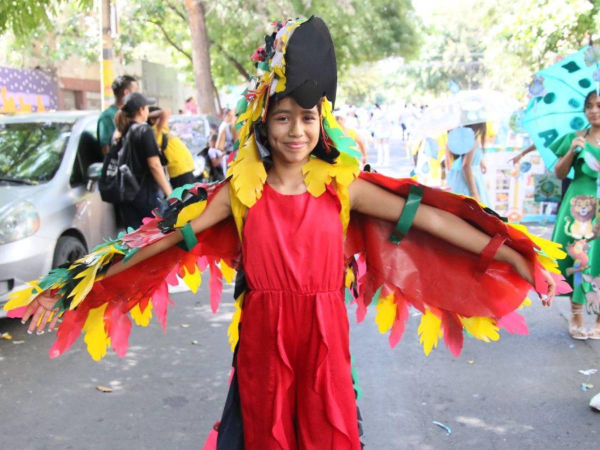 Hondureñitos demuestran su amor por la flora y la fauna en desfiles patrios 2025