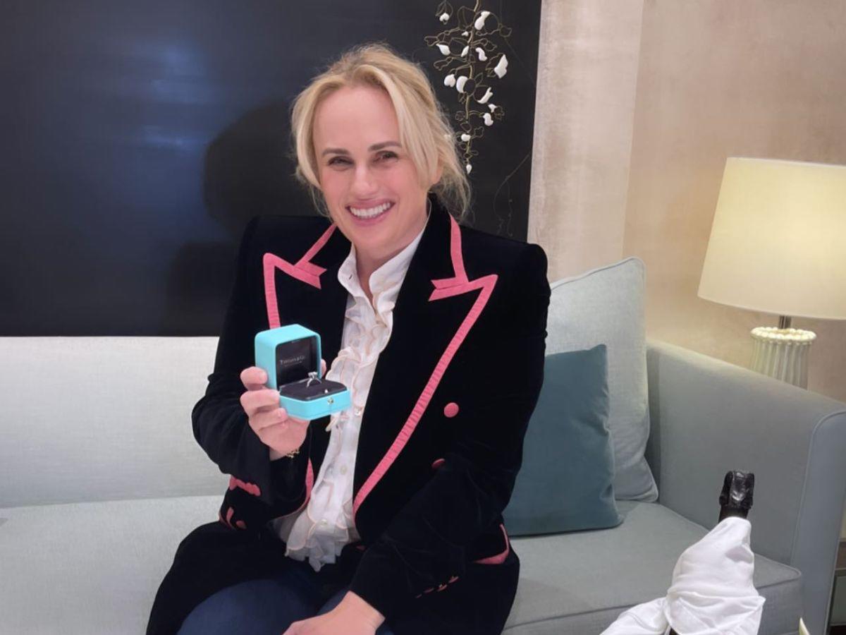 Rebel Wilson mostrando el anillo de compromiso.