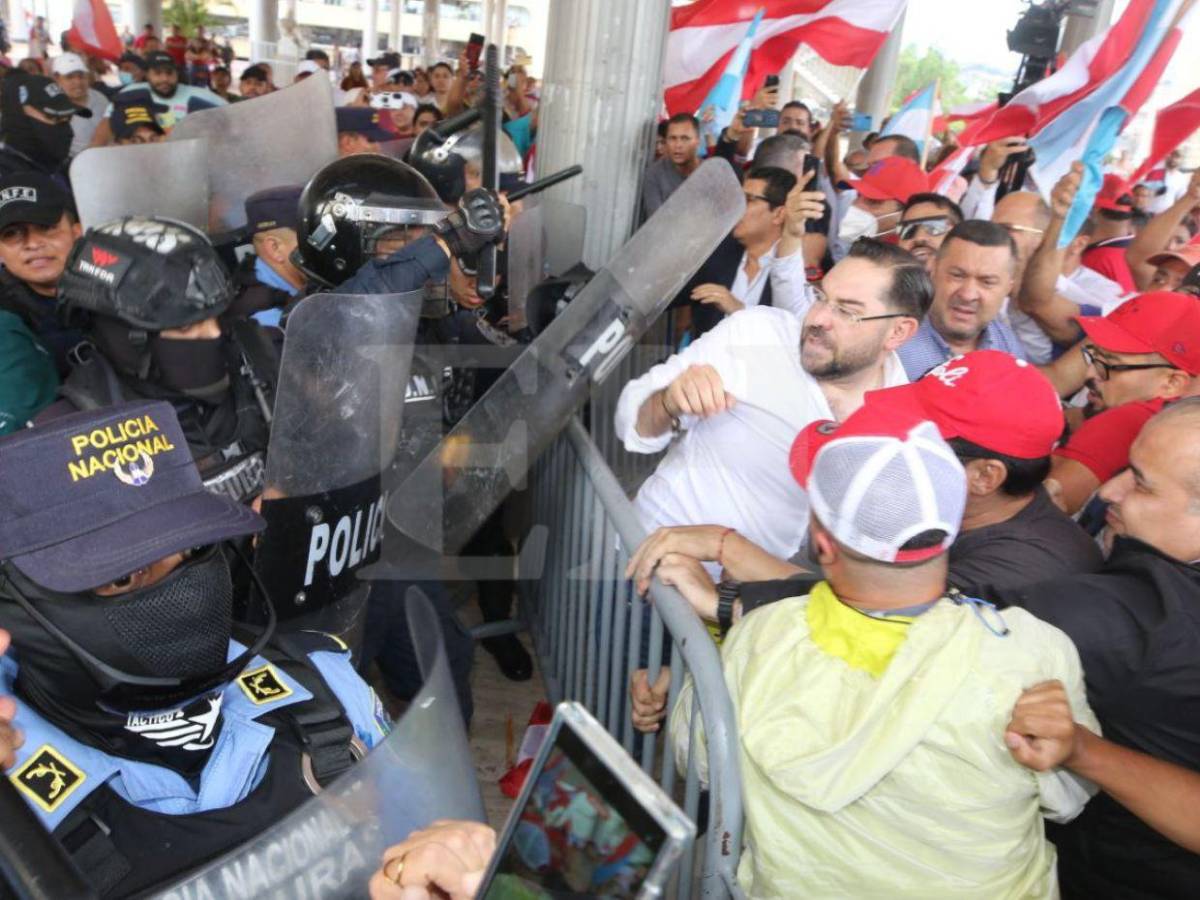 En fotos: así fue la agresión de policías y seguridad privada hacia liberales en el Congreso