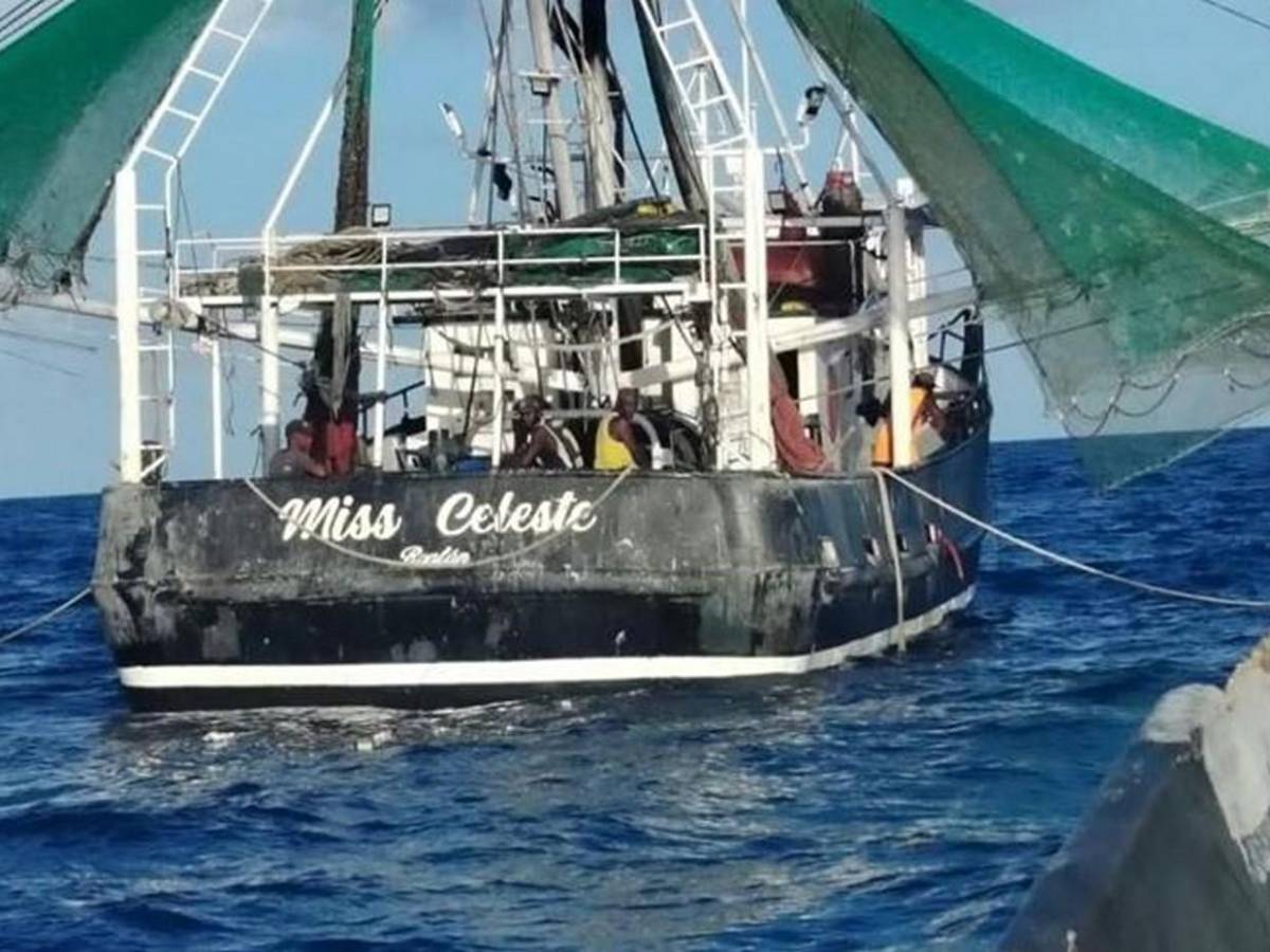Incautan 36 fardos de drogas tras operativo en Barra Patuca; varios habían sido lanzados al mar