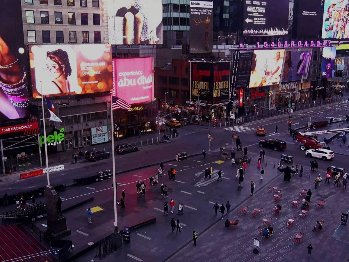Cesia Sáenz aparece en las pantallas del Times Square en Nueva York