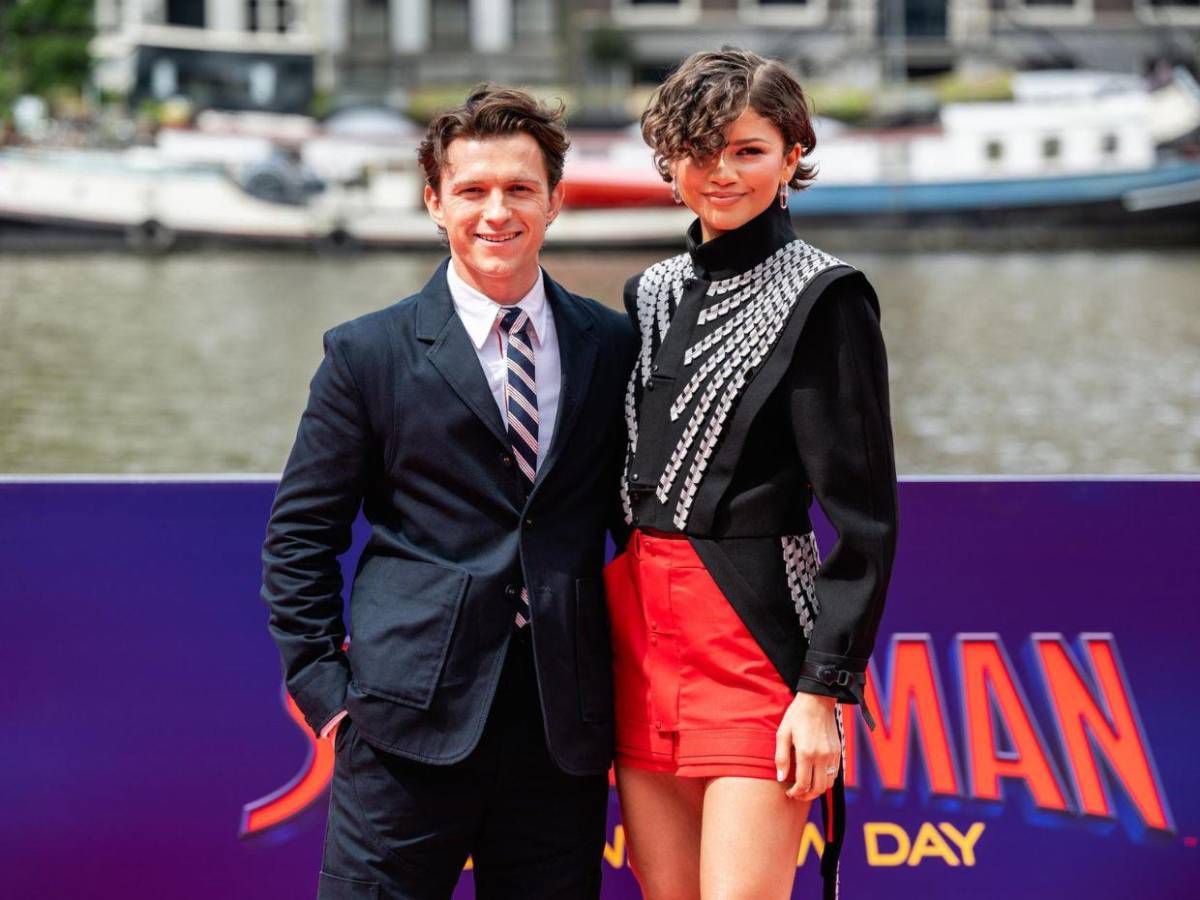 Tom Holland coquetea con la idea de ser James Bond