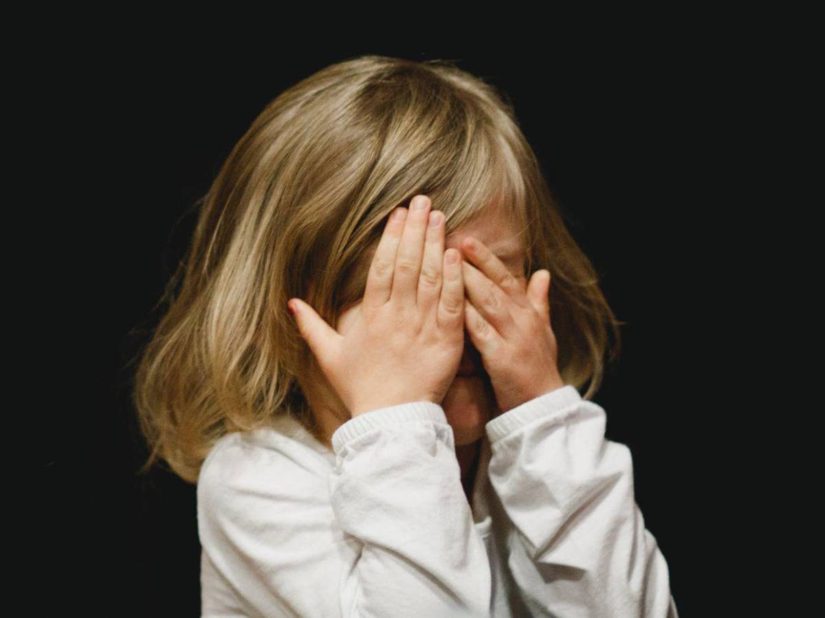 Cae joven acusada de abusar de dos menores cada vez que visitaban a su padre en SPS