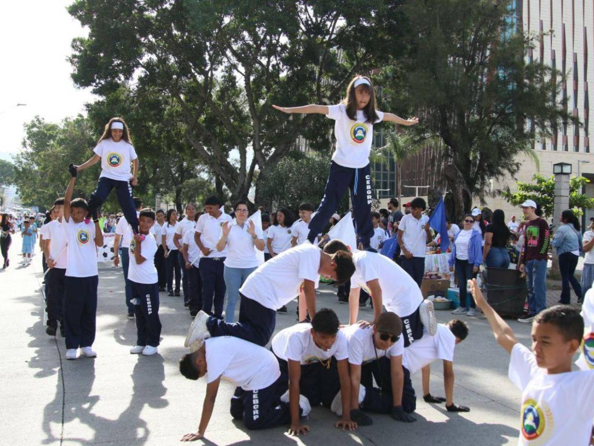 Centros educativos celebraron independencia con música y baile en los desfiles por toda Honduras