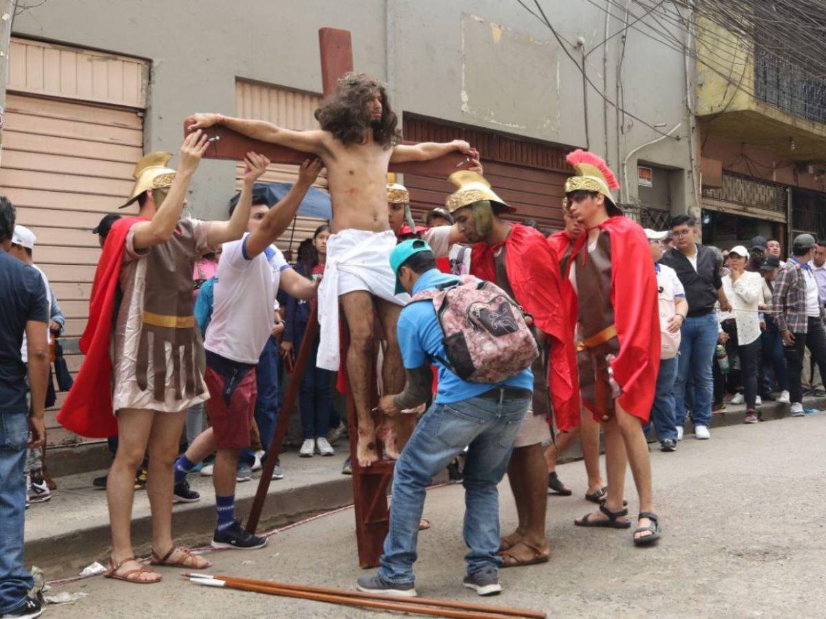 En Fotos: la agonía en la crucifixión de Jesús durante el Vía Crucis de Viernes Santo