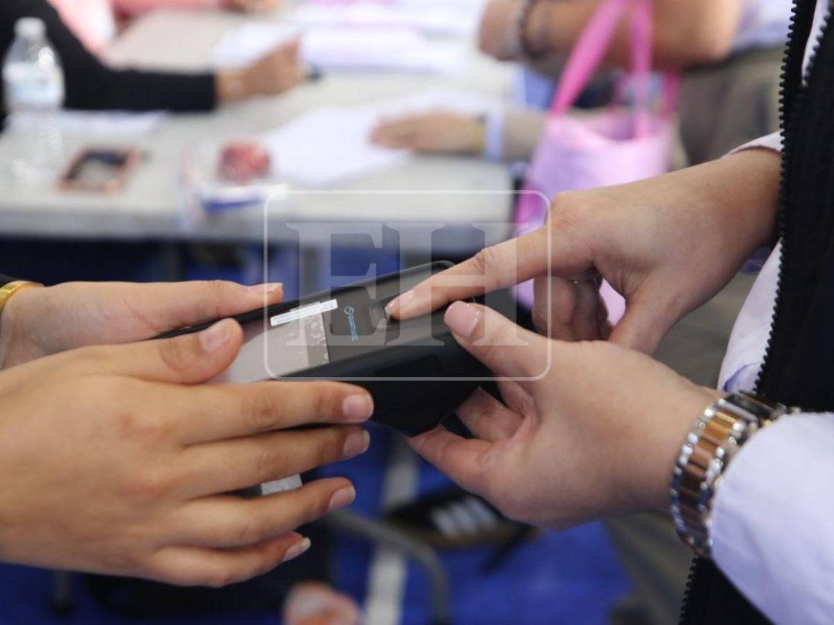 Ana Paola Hall ejerce su voto y llama a una jornada electoral responsable