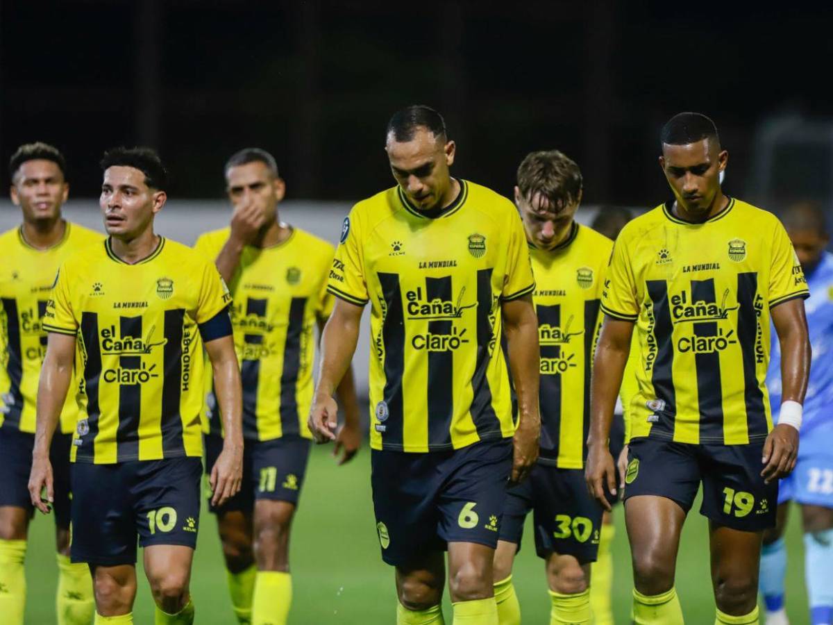 Caras tristes y desconsuelo en los jugadores de Real España en la goleada ante LAFC