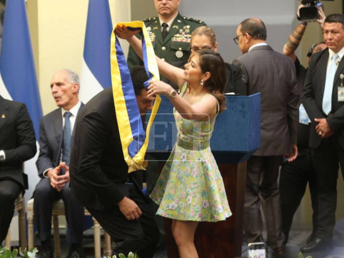 De la mano de su esposa, así recibió la banda municipal Juan Diego Zelaya