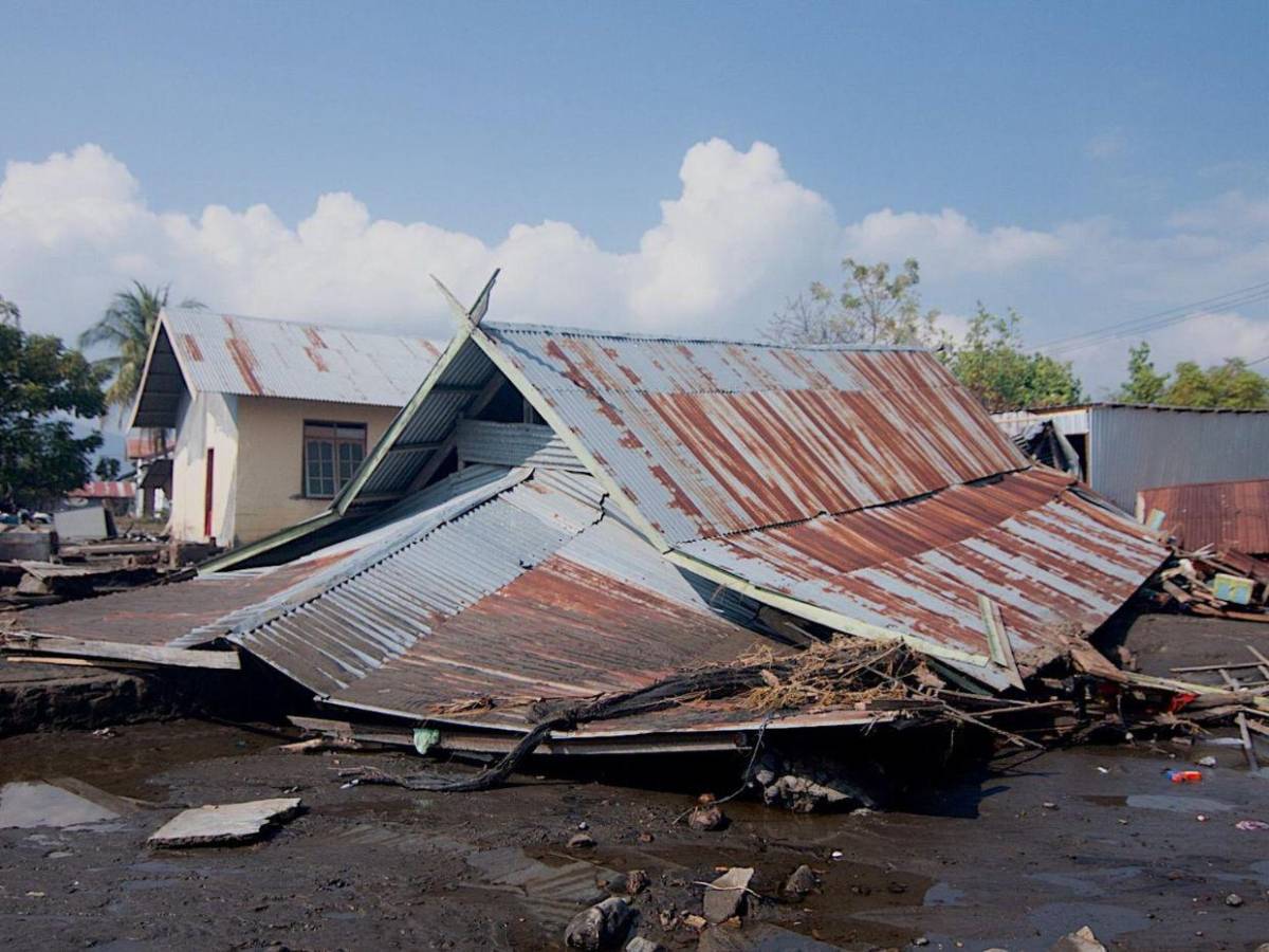Las impactantes imágenes del terremoto de 7.7 grados que azotó Indonesia
