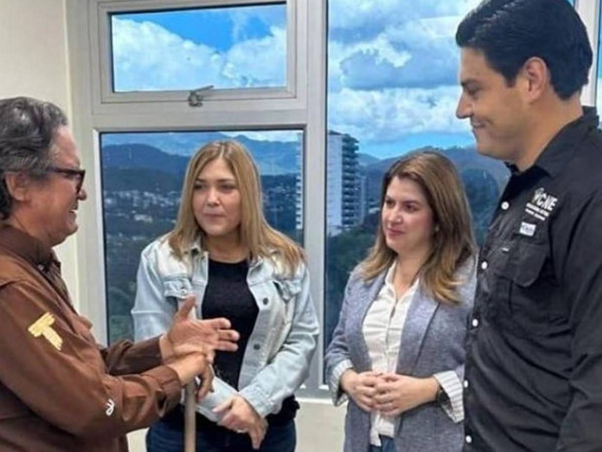 Así fue el abrazo entre consejeros del CNE, tras diálogo con padre Leopoldo Serrano