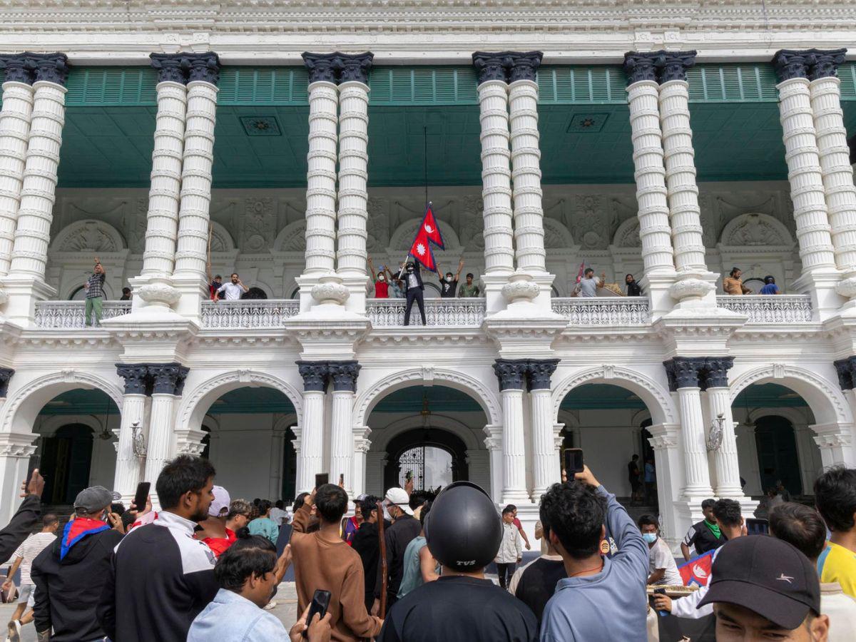 Millenials desatan caos en Nepal: 25 muertos, 400 heridos y ataques a líderes políticos
