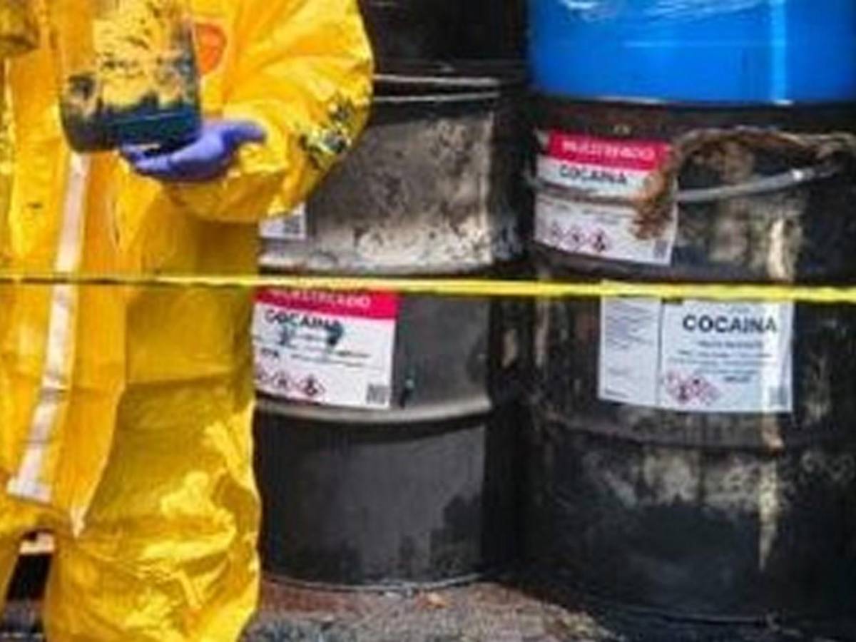 ¿Cocaína líquida? Buscan droga en 40 barriles de grasa industrial decomisados en Naco