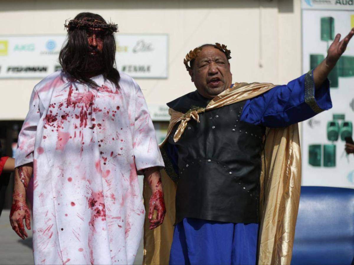 Mario y Erick, los hermanos que interpretaron a Jesús y a Satanás en Vía Crucis de la capital Mario y Erick, los hermanos que interpretaron a Jesús y a Satanás en Vía Crucis de la capital