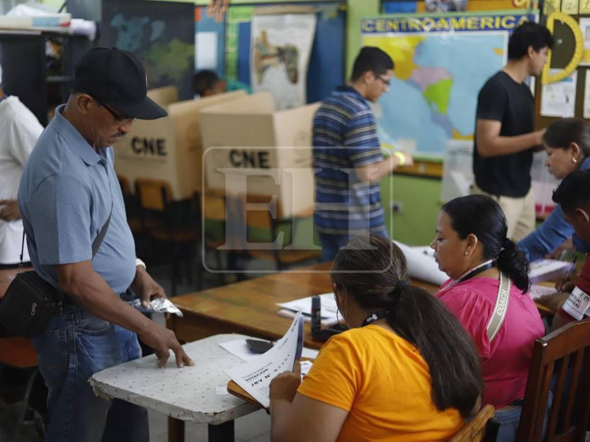 Biométrico, tinta indeleble y orden: así se desarrollan las elecciones en Honduras