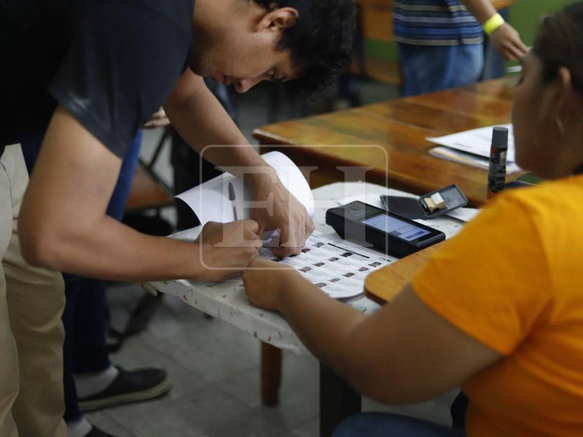 Biométrico, tinta indeleble y orden: así se desarrollan las elecciones en Honduras