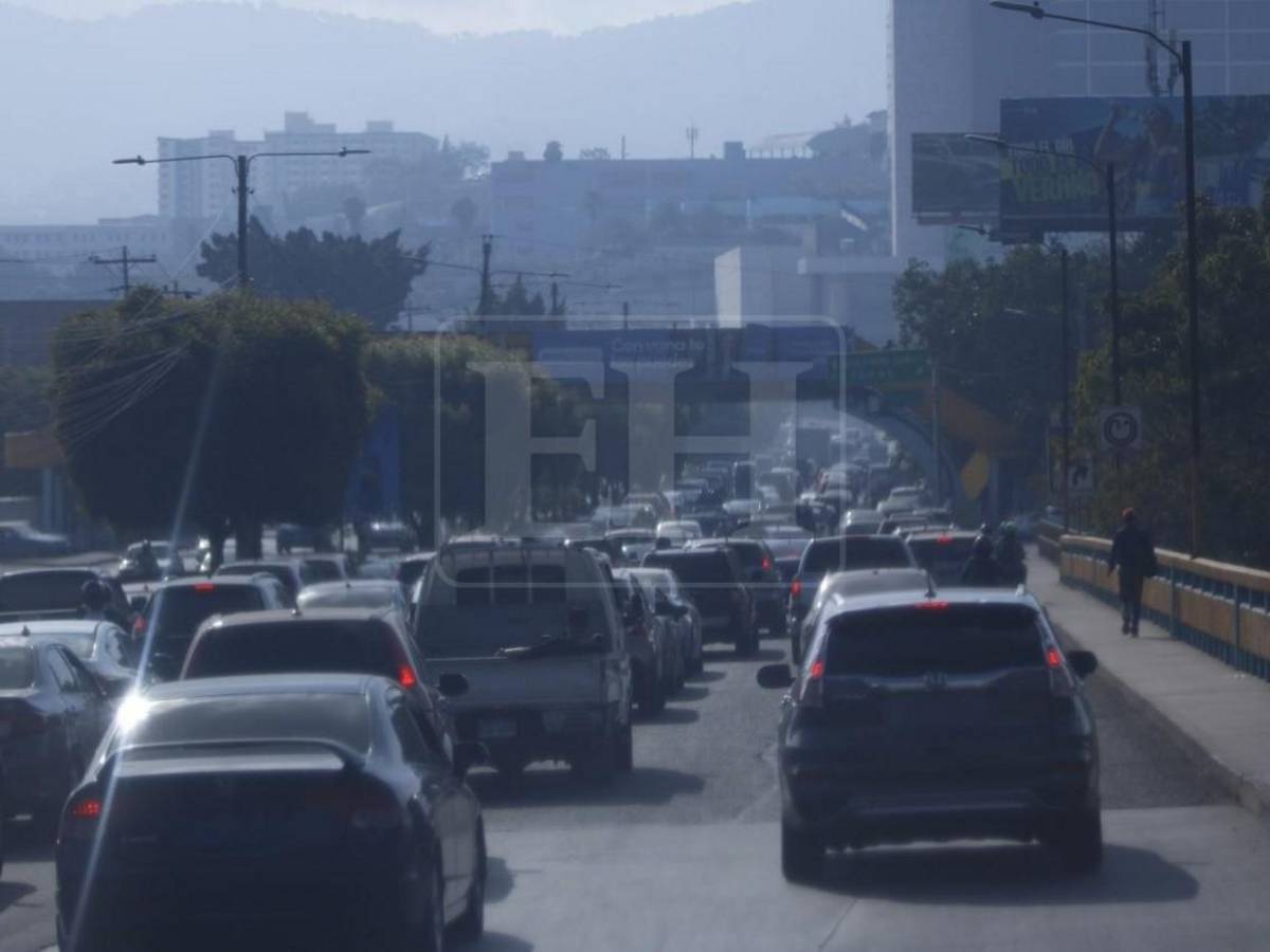 Tráfico vehicular en bulevar Fuerzas Armadas sofocan a capitalinos este jueves