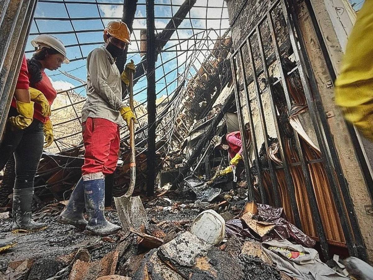 No quedó nada, solo escombros: el interior de Chinda Díaz y otros negocios tras incendio