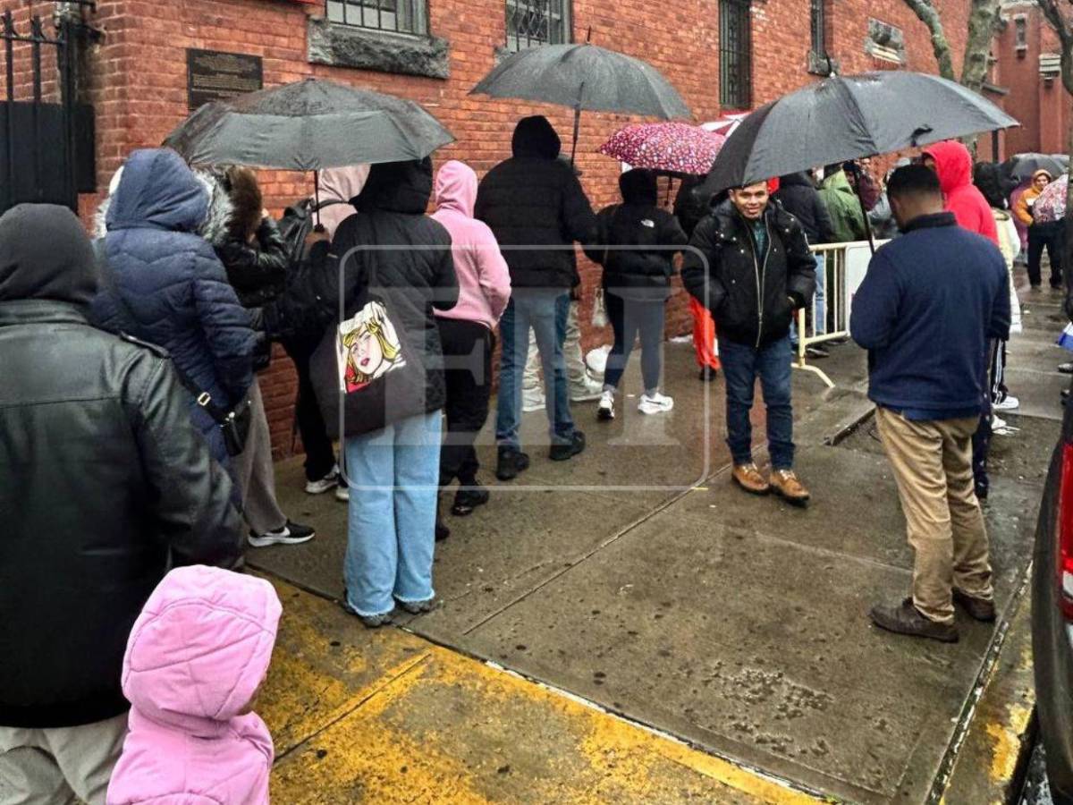 Largas filas y quejas marcan la jornada de votación de hondureños en Nueva York