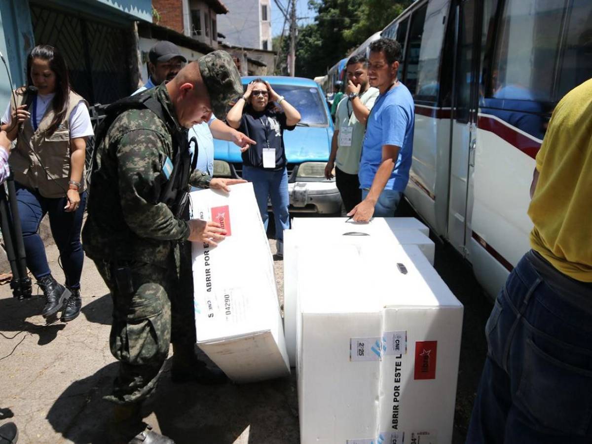 Con cinco horas de retraso, apenas inicia traslado de material electoral en algunos sectores