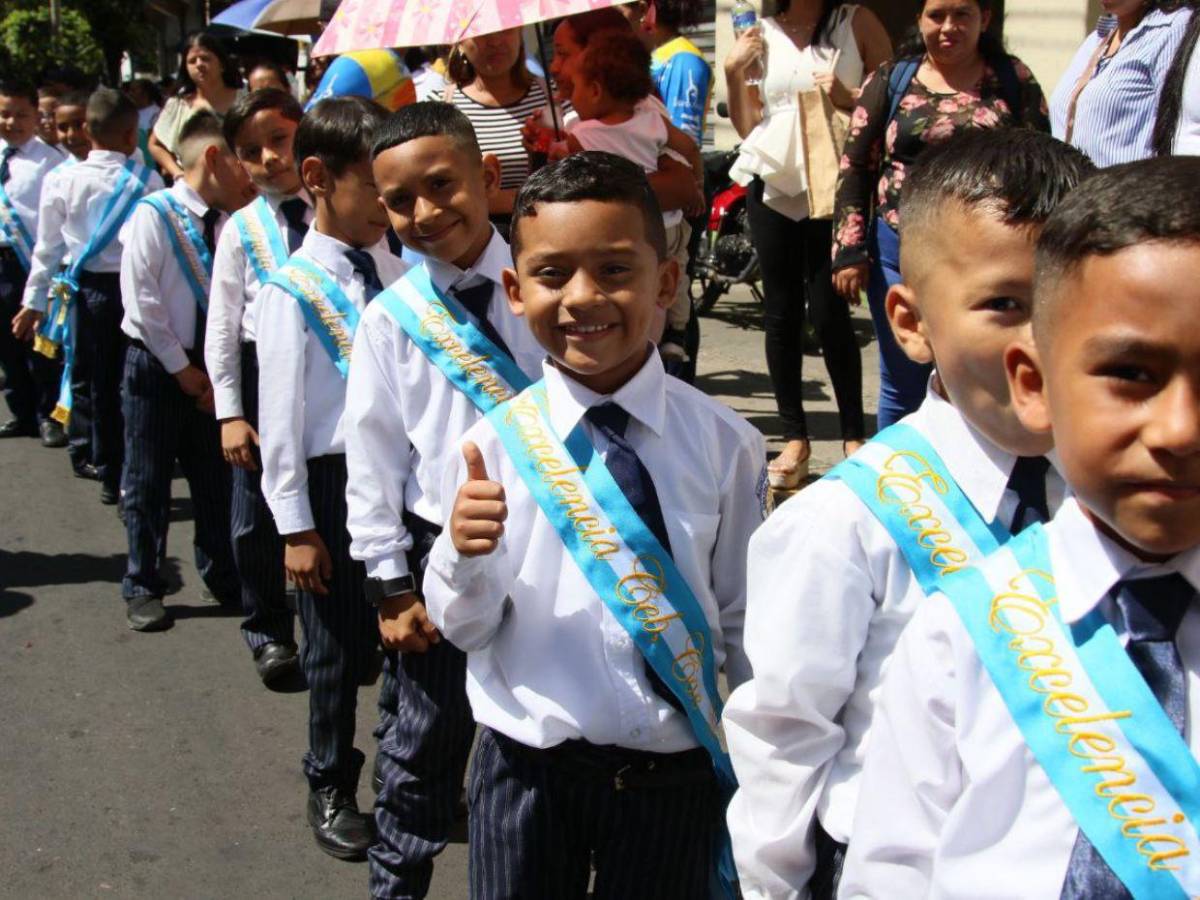 Los pequeñines que dan la milla extra también llenan de orgullo y excelencia los desfiles