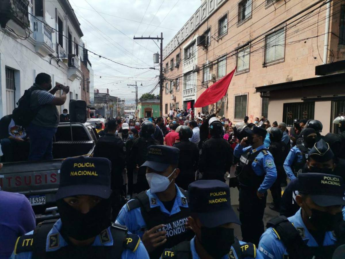 Colectivos de Libre y Sitramedhys arman zafarrancho frente a la Secretaría de Salud por despidos masivos