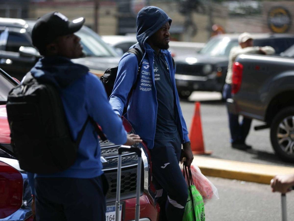 Selección de Honduras llega al país: directivos y jugadores con caras largas