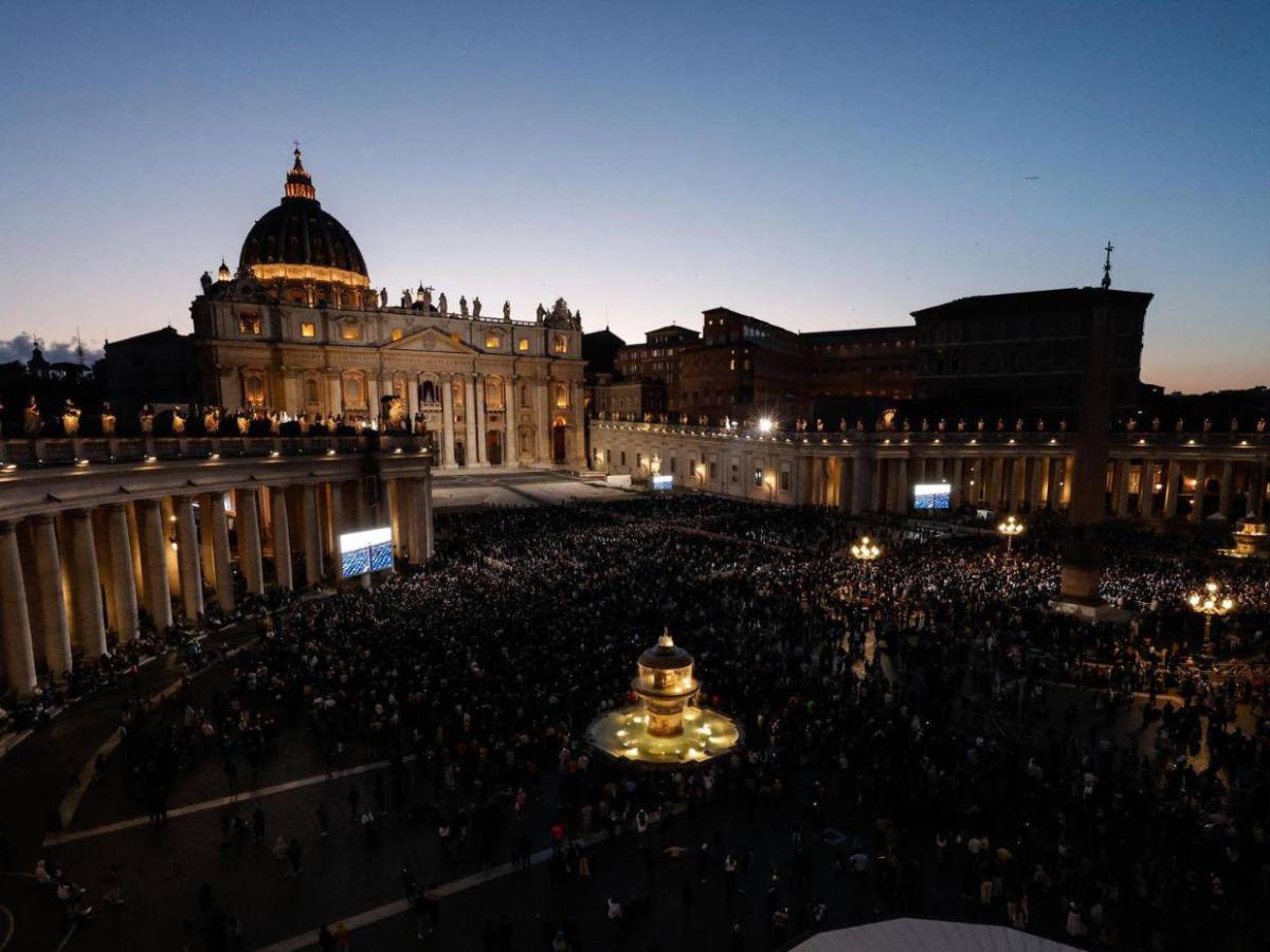 Larga espera y fumata negra: así se vivió el primer día del cónclave