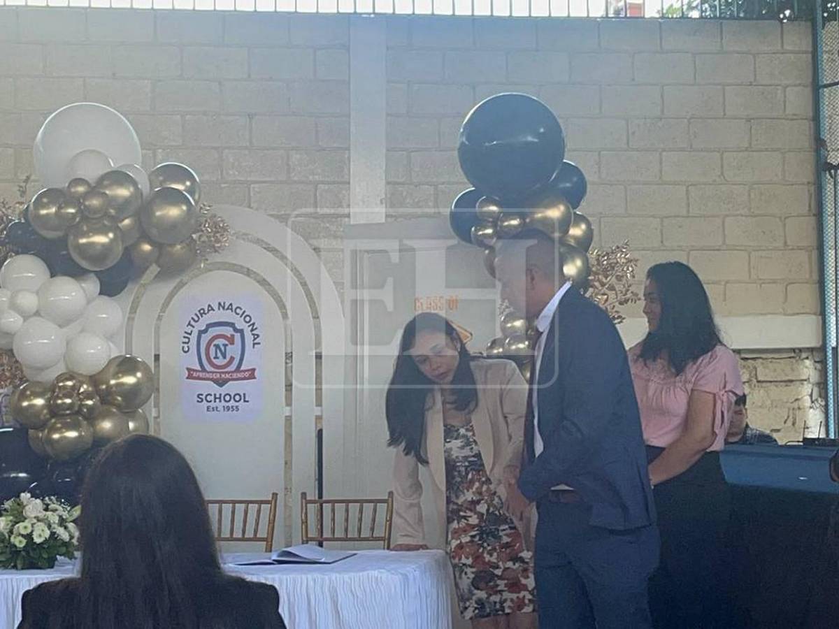 Sueño cumplido: entregan título a padres de Emily Torres, estudiante del Cultura Nacional School