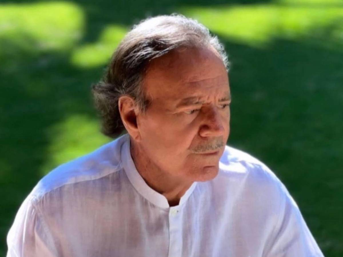 Julio Iglesias demanda a diario español que publicó acusaciones de abuso sexual en su contra