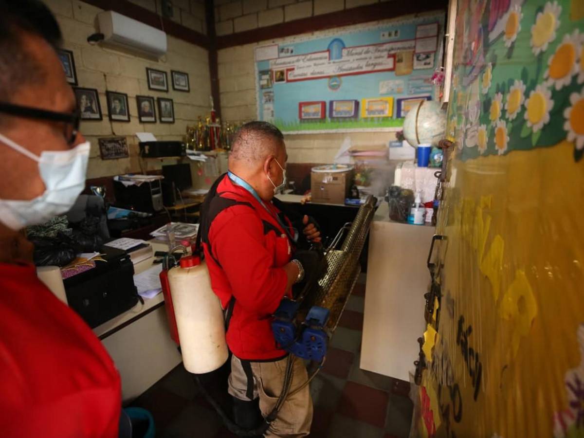 Fumigan albergue de colonia José Arturo Duarte para evitar casos de dengue