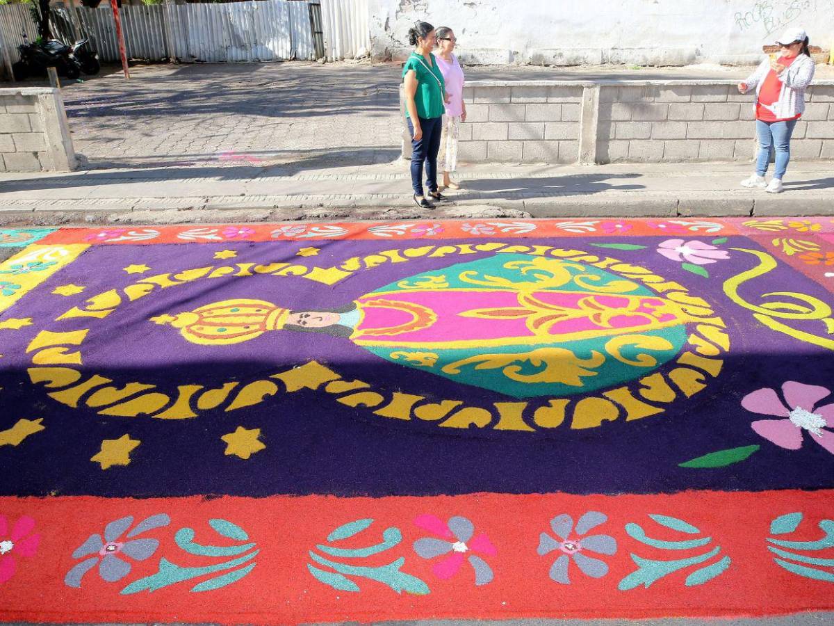 Coloridas alfombras embellecieron el centro histórico el Viernes Santo