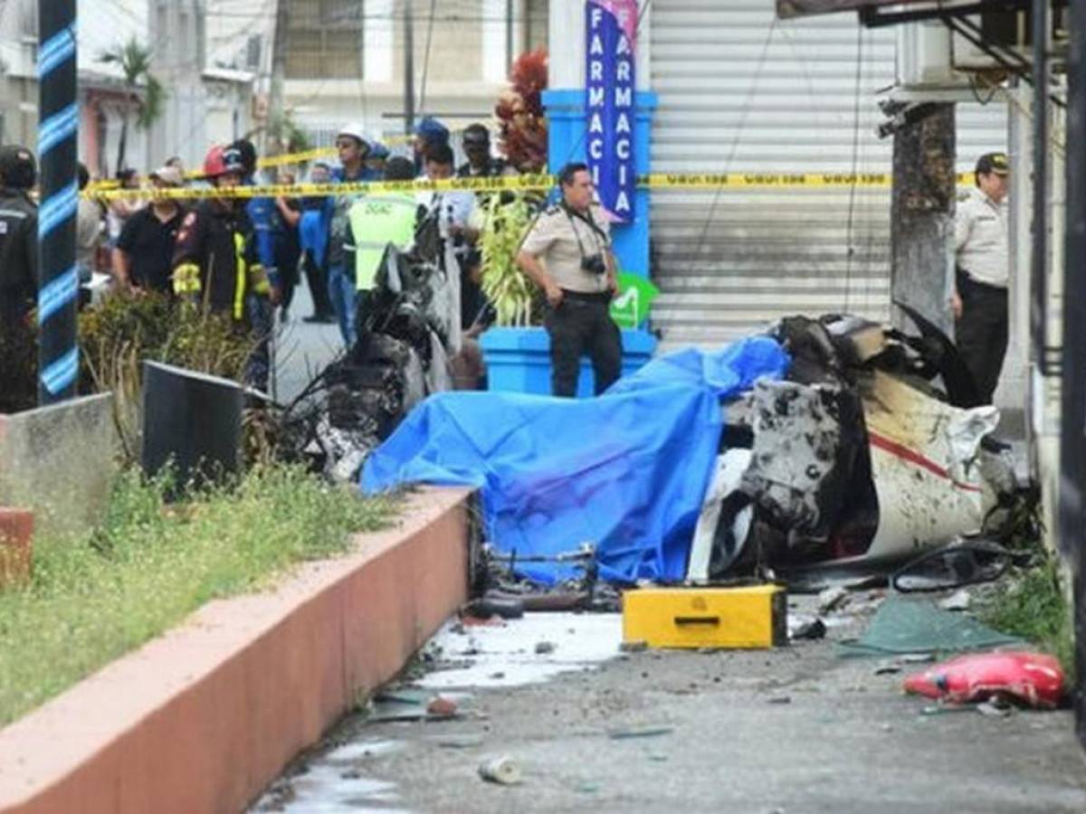 Video: Avioneta cae en parque de Ecuador y mata a dos personas