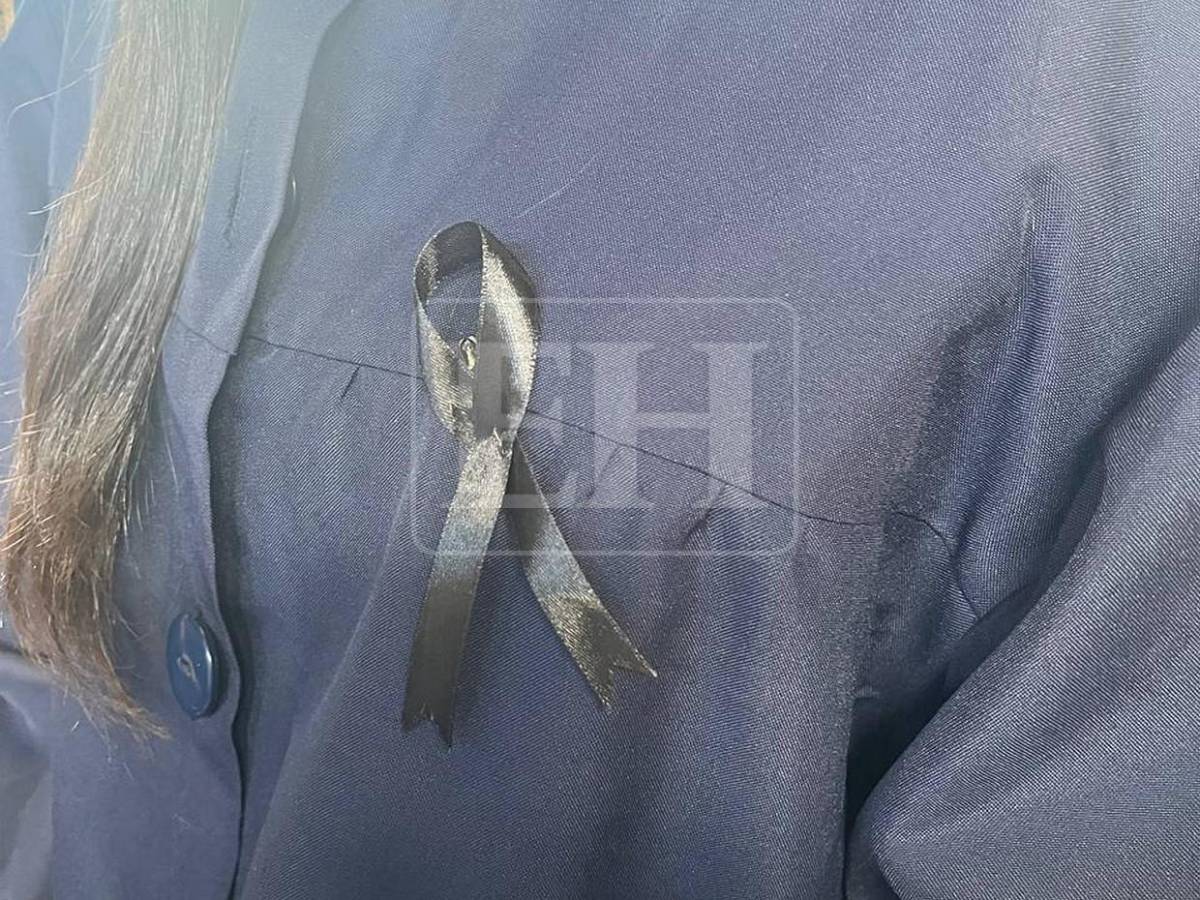 Sueño cumplido: entregan título a padres de Emily Torres, estudiante del Cultura Nacional School