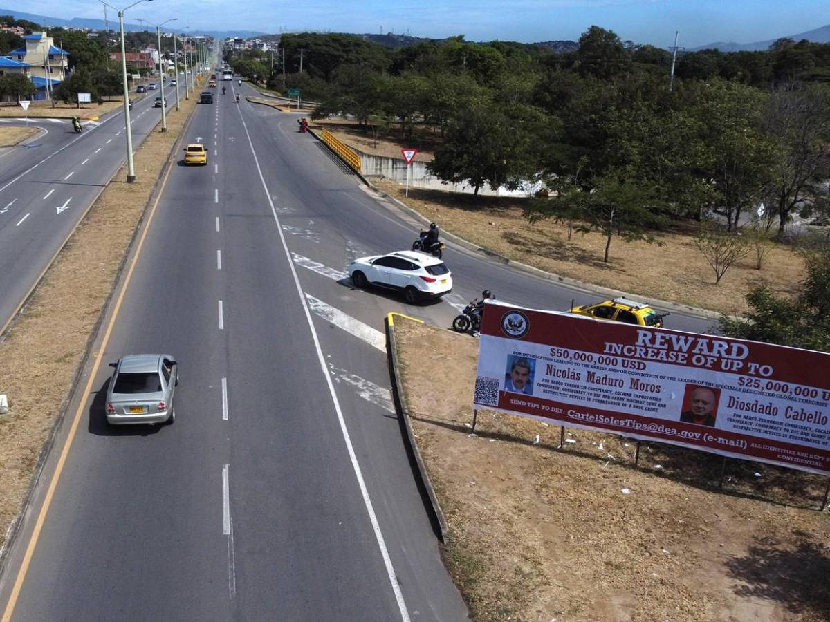 Amanece enorme valla de recompensa por Nicolás Maduro en frontera colombo-venezolana