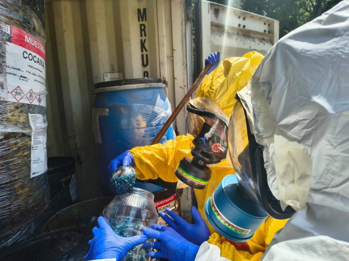 ¿Cocaína líquida? Buscan droga en 40 barriles de grasa industrial decomisados en Naco