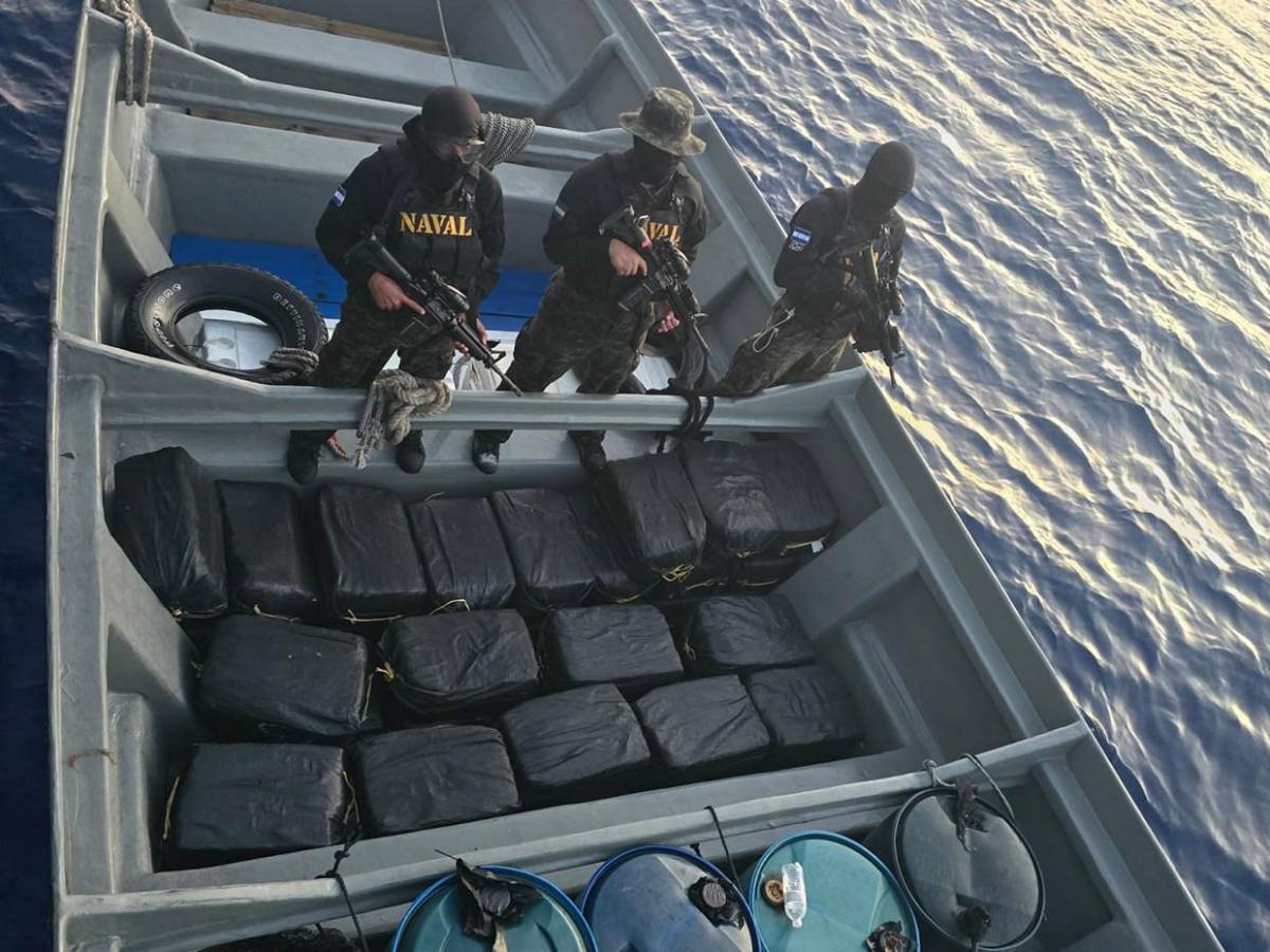 Incautan 36 fardos de drogas tras operativo en Barra Patuca; varios habían sido lanzados al mar
