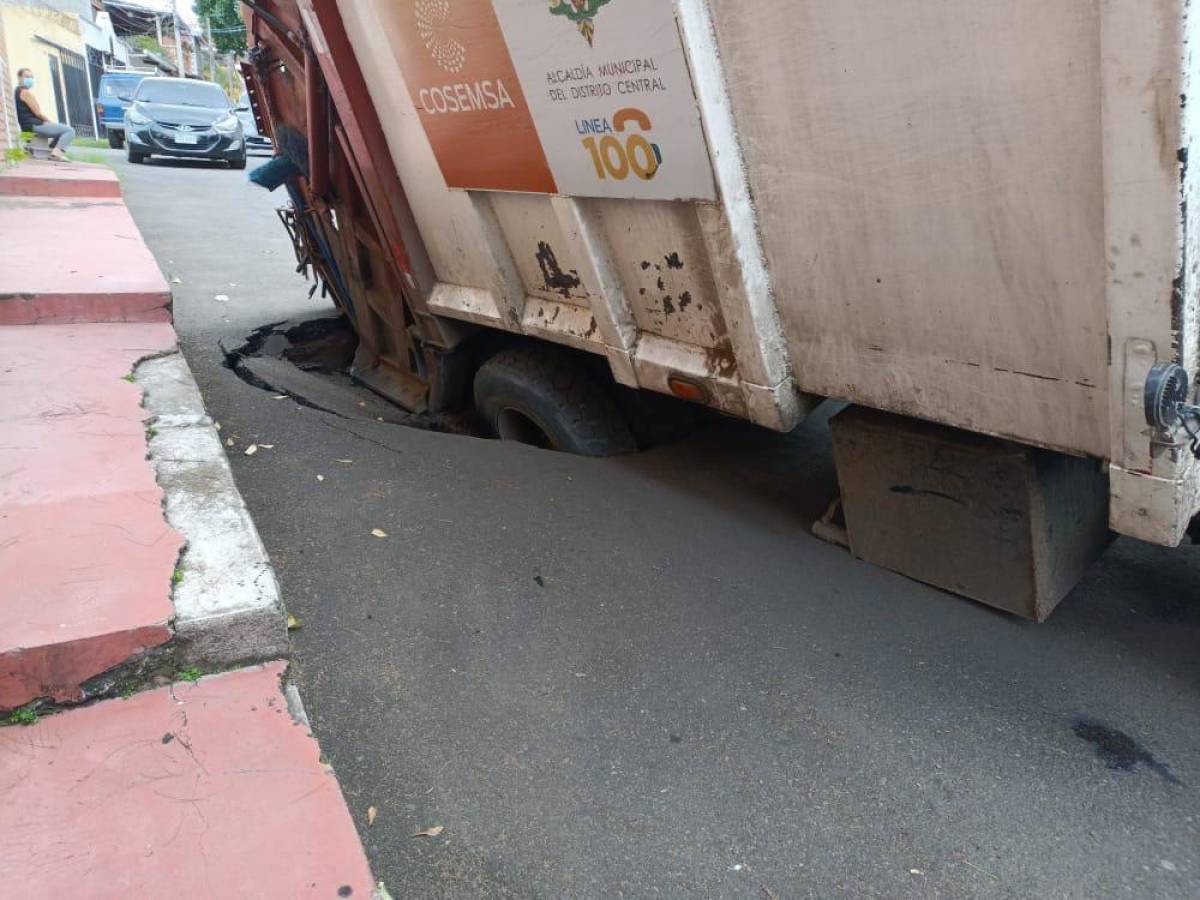 Se hunde pavimento en la colonia Miraflores; camión quedó atascado