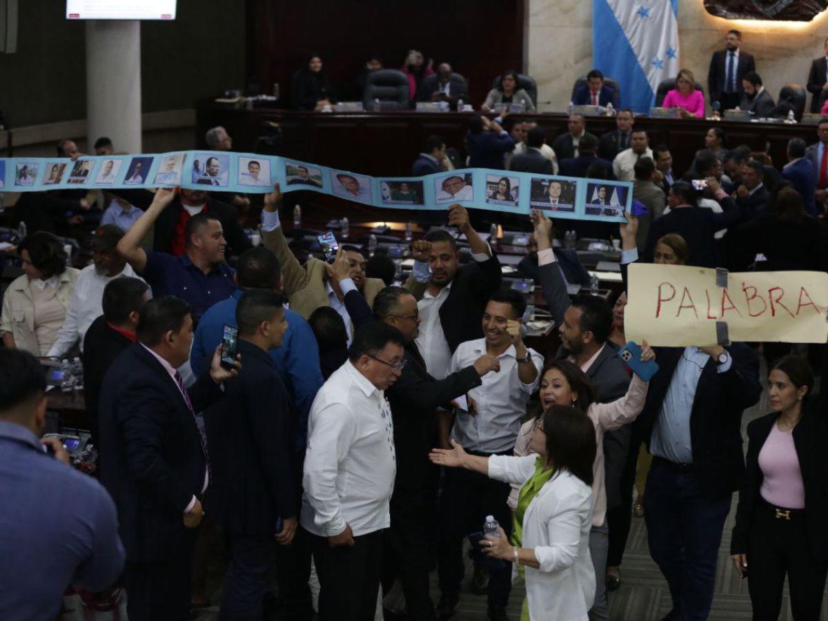 Lanzan botella con agua a Luis Redondo durante sesión en el Congreso Nacional Lanzan botella con agua a Luis Redondo durante sesión en el Congreso Nacional