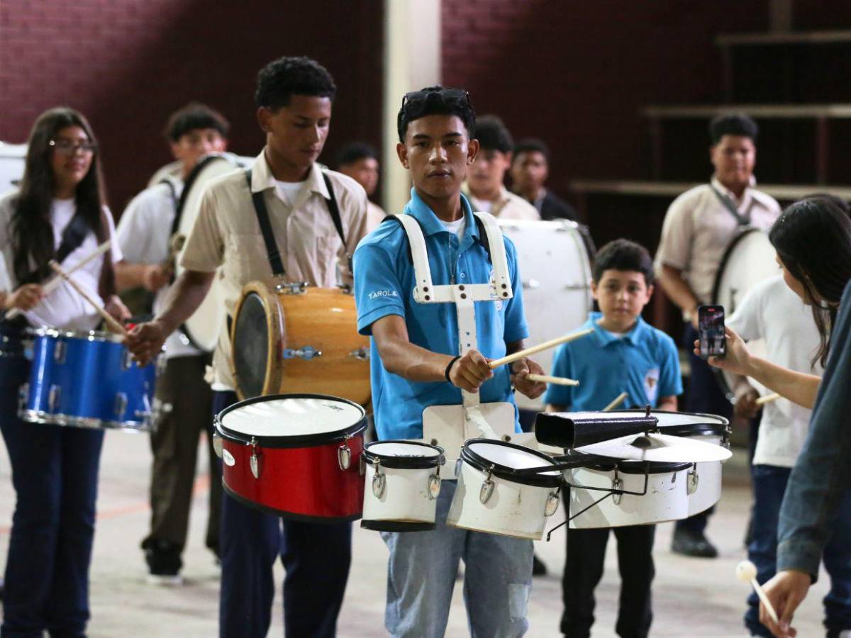 Banda marcial del Instituto Superación San Francisco afina su ritmo para los desfiles patrios