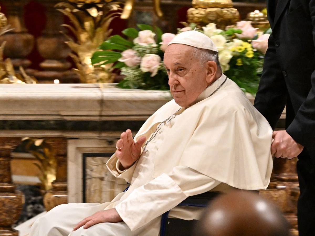 Un pulmón, ciática y neumonía: los problemas de salud del papa Francisco