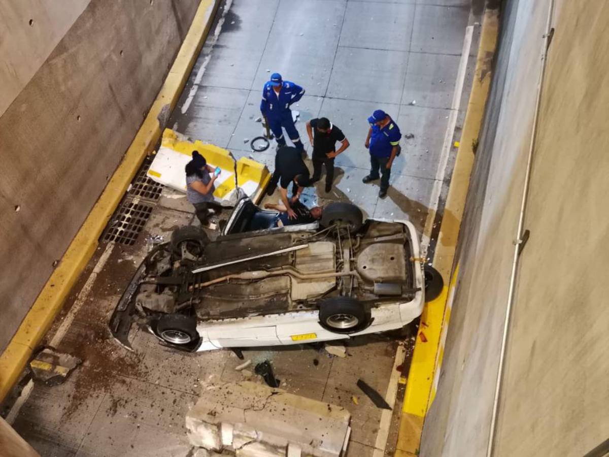 Aparatoso accidente: Taxista se salva de milagro tras caer en paso a desnivel en Tegucigalpa