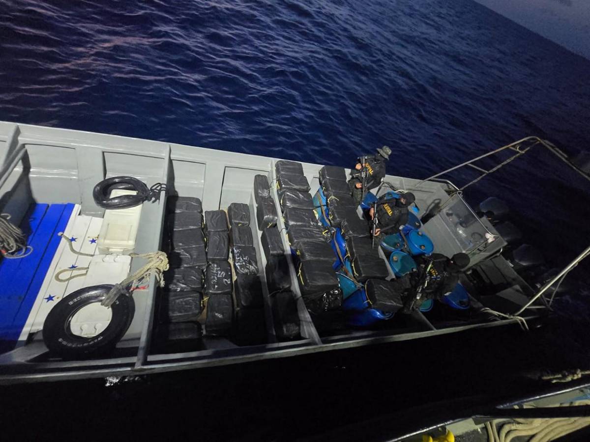 Incautan 36 fardos de drogas tras operativo en Barra Patuca; varios habían sido lanzados al mar