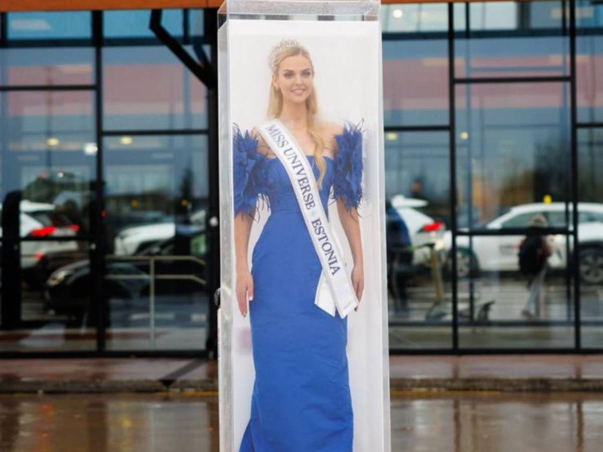 Miss Estonia causa sensación al presentarse como muñeca Barbie rumbo a Miss Universo