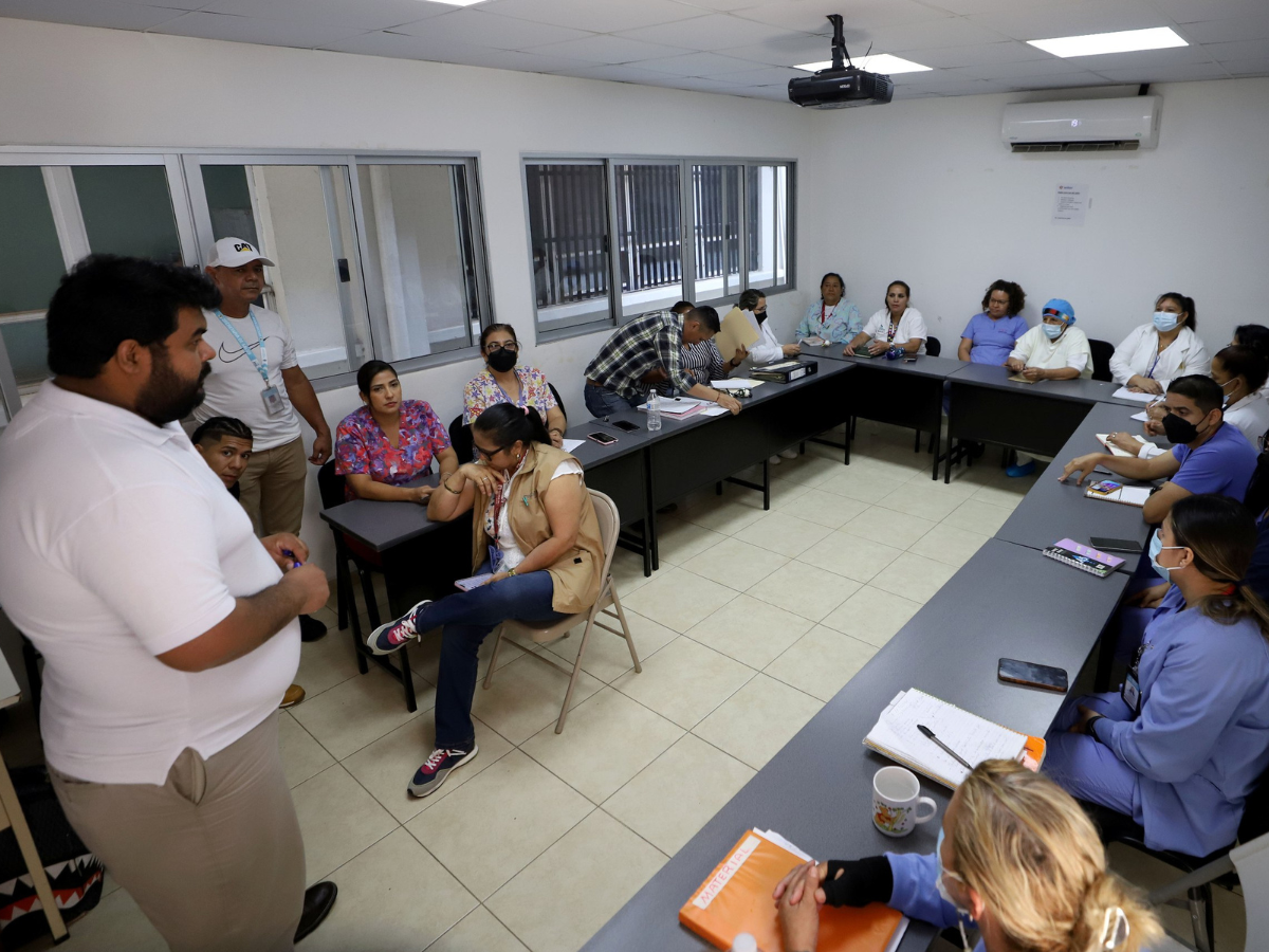 ¿Dará atenciones el Alonso Suazo? Personal protesta porque no hay guantes ni gasas