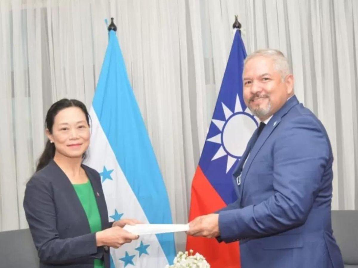 Taiwán retira a su embajadora en Honduras tras visita de canciller a China
