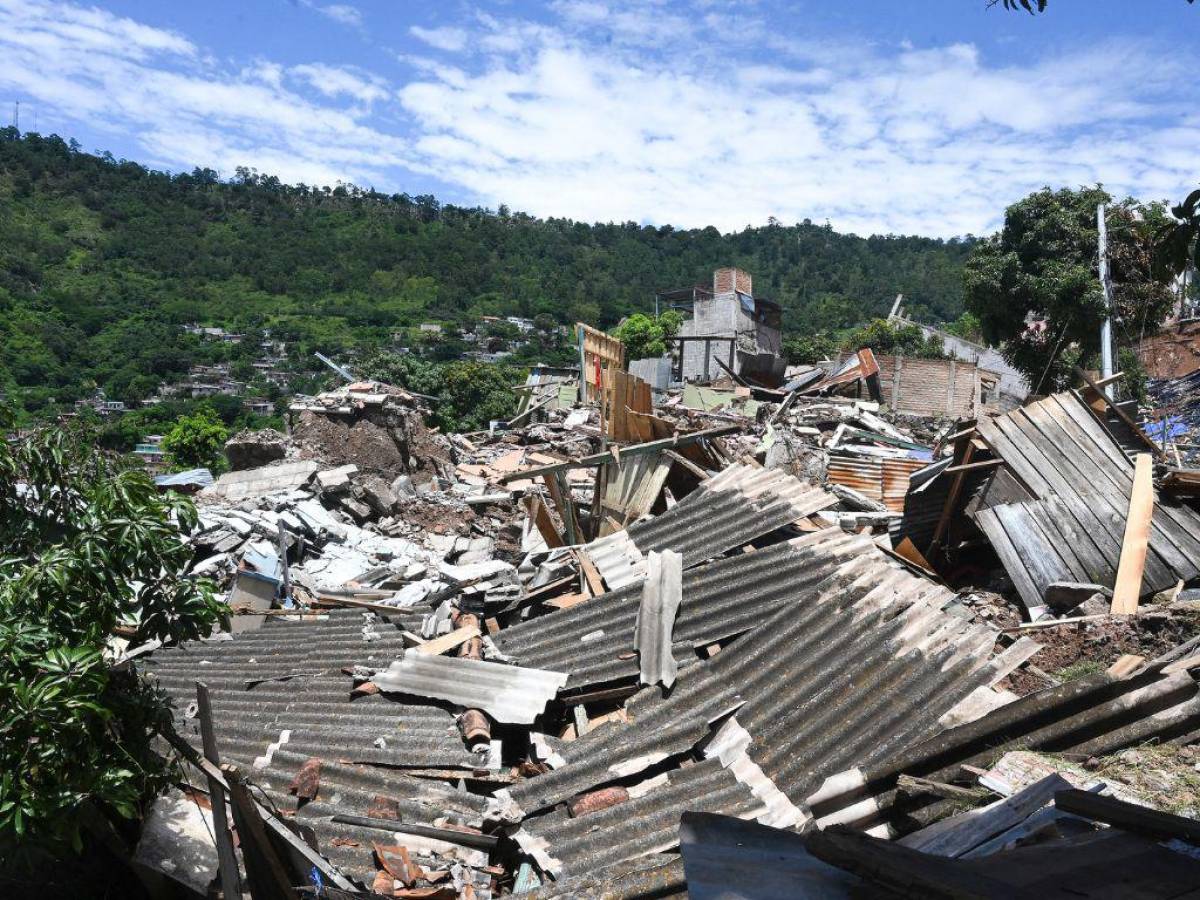 Vista de los daños en el barrio Guillén, en el noreste de Tegucigalpa, el 20 de septiembre de 2022, luego de una cadena de deslizamientos que destruyó decenas de casas debido a una falla geológica, activada por las fuertes lluvias que azotaron la capital.