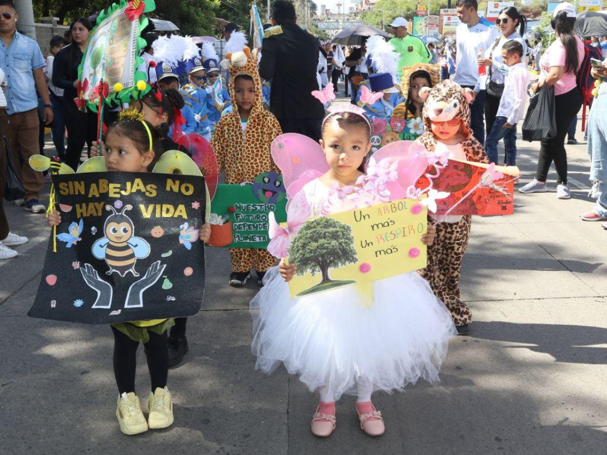 Así fue el desfile de prebásica en el bulevar Kennedy: color, música y alegría infantil