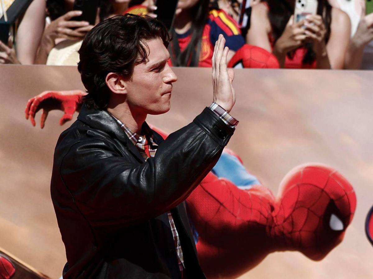 Tom Holland coquetea con la idea de ser James Bond