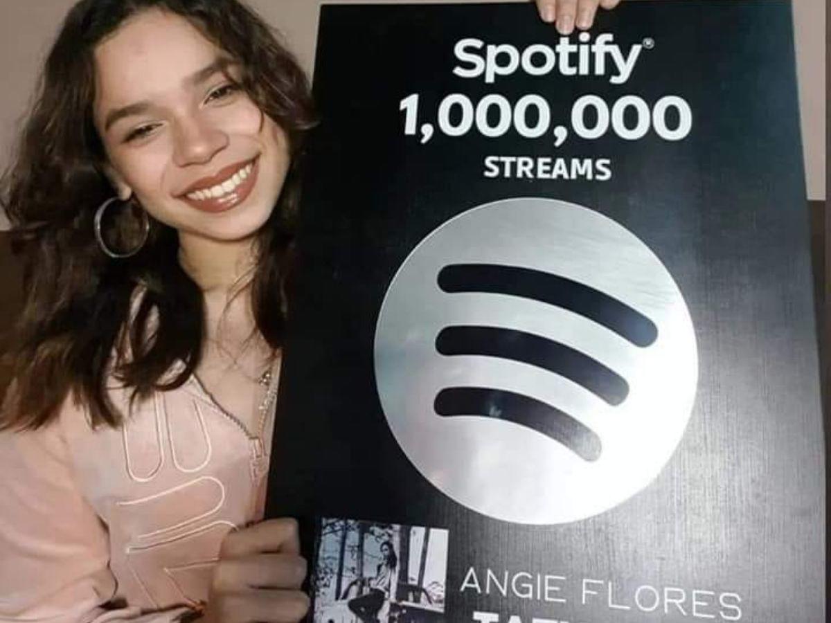 Spotify envía una placa conmerativa a Angie Flores por superar reproducciones con su sencillo “Tatuados”